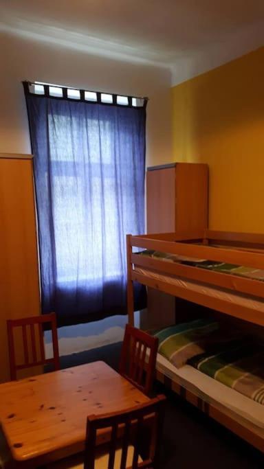 Simple 10 Minutes To Downtown Apartament