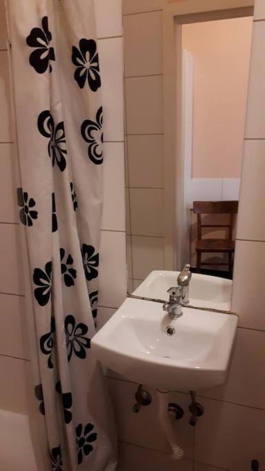 Simple 10 Minutes To Downtown Apartament *